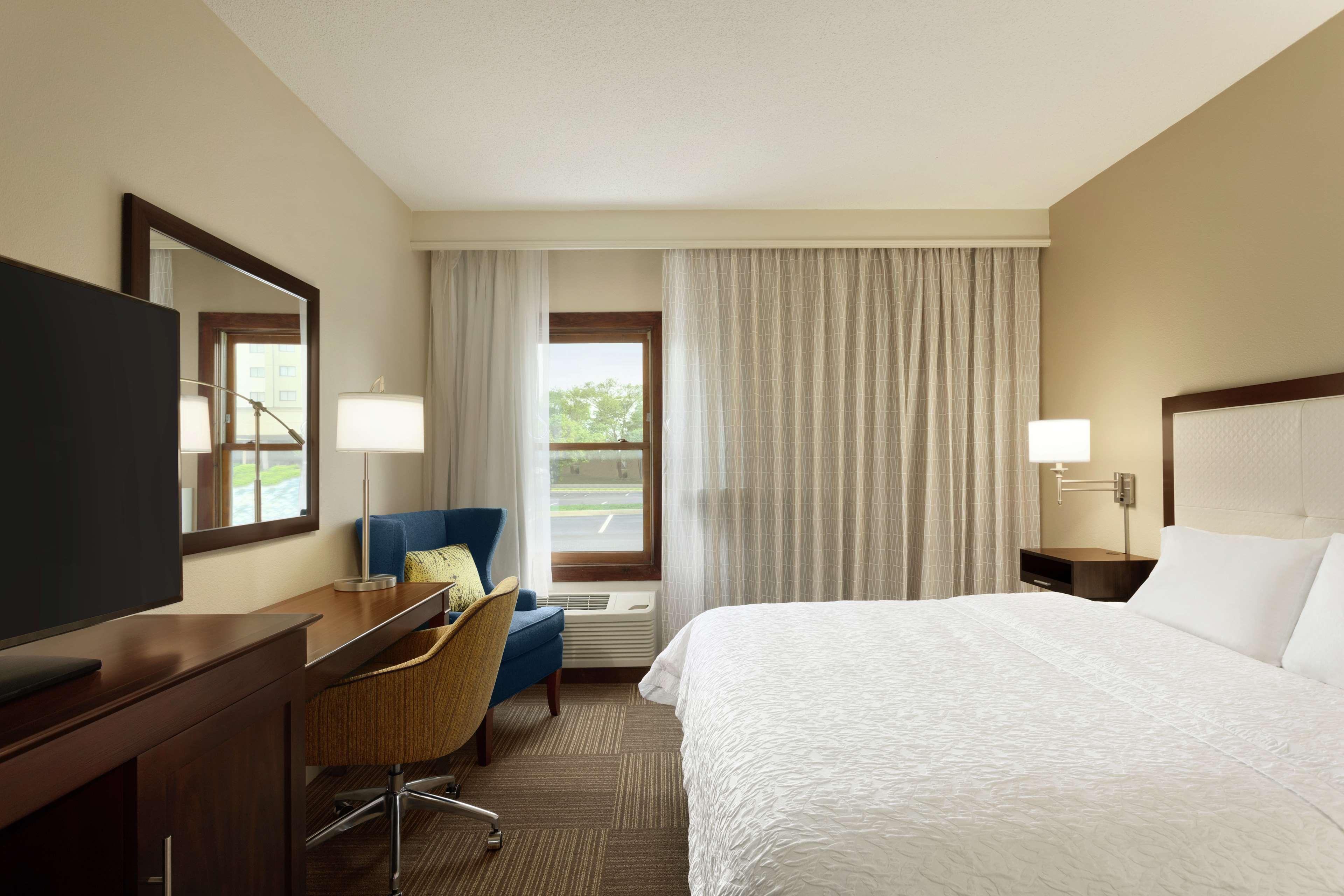 Hampton Inn And Suites Springdale Exterior photo